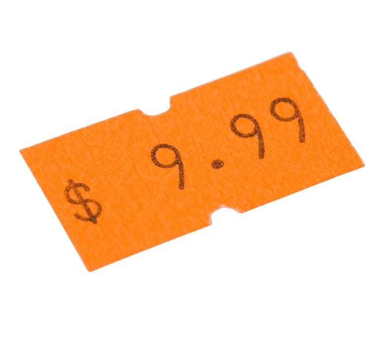 İki adet 9.99 fiyat etiketi, alışverişte kullanılan fiyat etiketi.