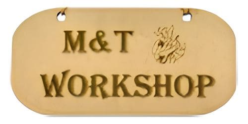 M&T Workshop yazılı ahşap isimlik, el yapımı ve doğal görünümlü.